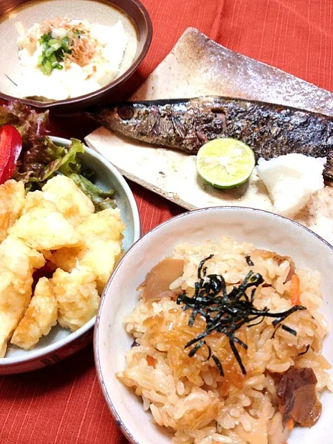 うち夕ご飯（舞茸炊き込みご飯・焼き秋刀魚・いか天ぷら・湯葉豆腐）|さかぽんさん