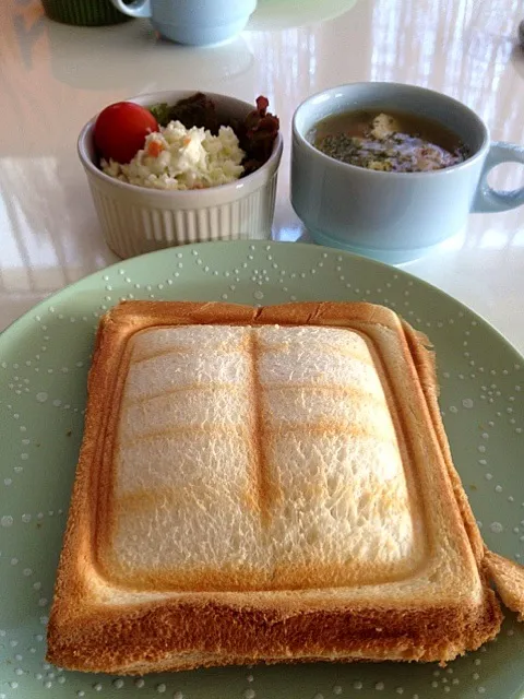 ホットサンド、コールスローサラダ、ひき肉と焼き豆腐のスープ|さくらさん