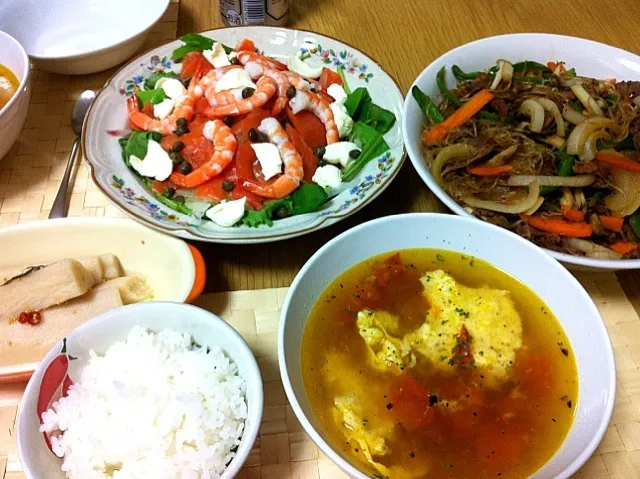 Snapdishの料理写真:牛肉と春雨の醤油胡椒炒め、スモークサーモンとエビのサラダ、トマ玉ガーリックスープ、長芋のピクルス。|Angie44さん