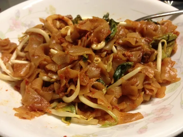 Snapdishの料理写真:Spicy fried seafood kuay teow|Hafiさん