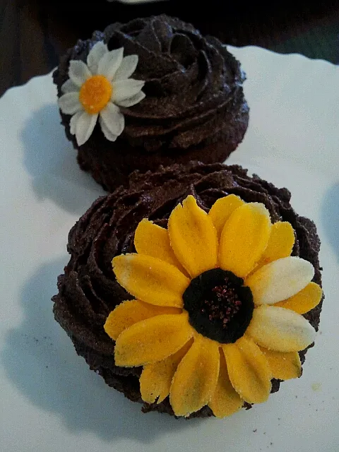 Snapdishの料理写真:Chocolate cupcakes with chocolate buttercream n fondant flowers|kaushaさん