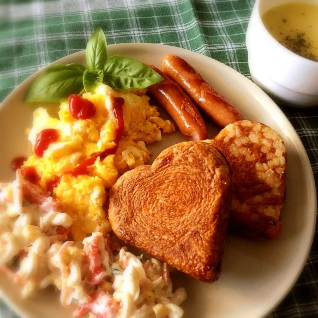 Snapdishの料理写真:ハートパンの朝ごはん♡|おにくさん