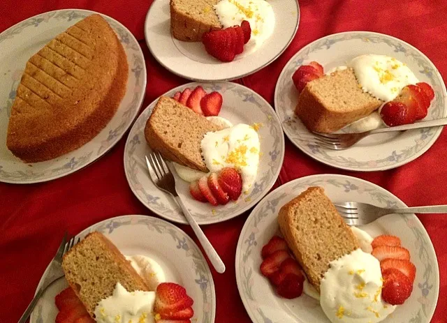 vanilla whipped cream cake, strawberries, meyer lemon zest|Bridgetさん