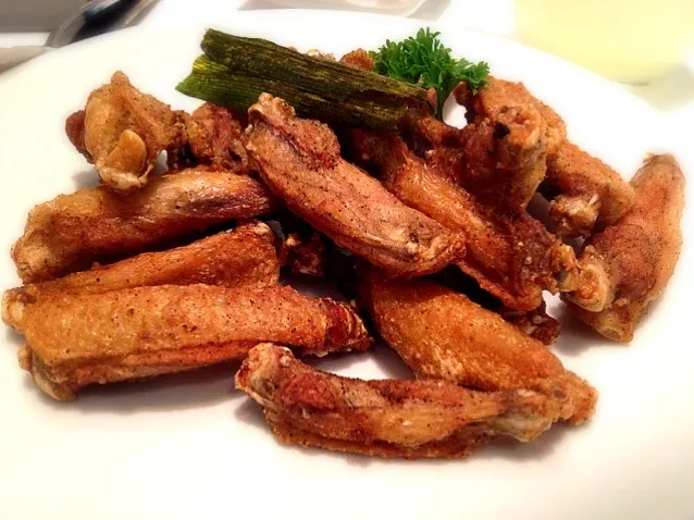 Greyhound's Famous Fried Chicken Wing|Nattさん