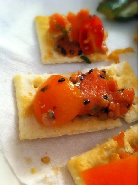 Salmon Poke with tomatoes arranged from Cooking Channel|むちこさん