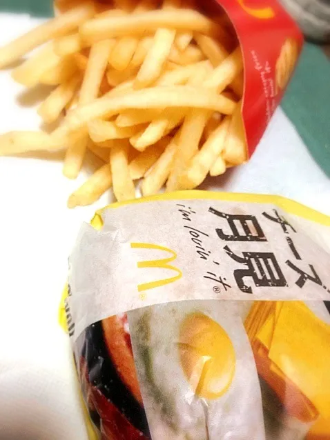 Snapdishの料理写真:#昼飯 ん？ #おやつ か… チーズ月見バーガー、ポテト。店が混んでたんでドライブスルーで！|ms903さん