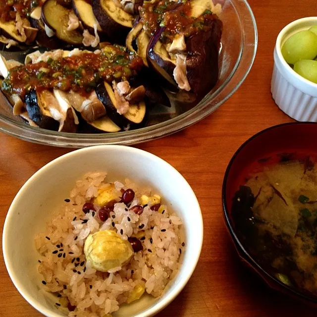 栗入りお赤飯  茄子と豚肉の蒸焼き梅肉ソース  味噌汁  マスカット|ikukoさん