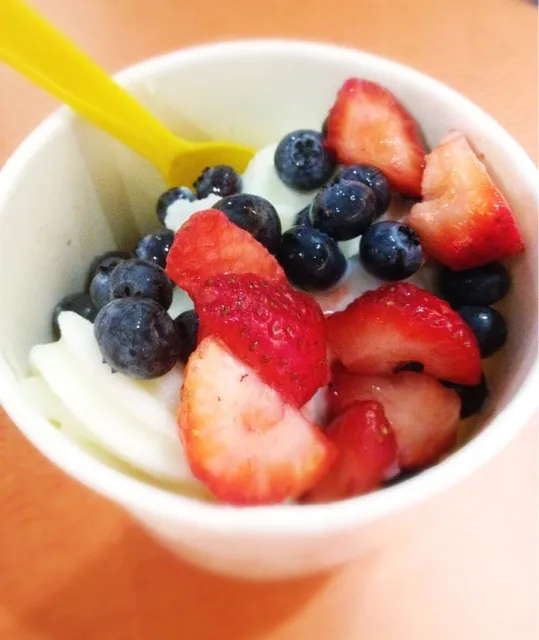 Frozen Yogurt With Berry Topping|MyRaXさん