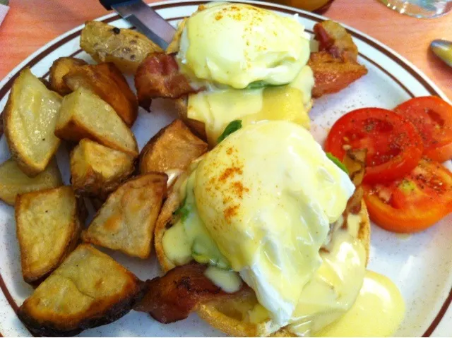 avocado eggs benedict|tarushkaさん