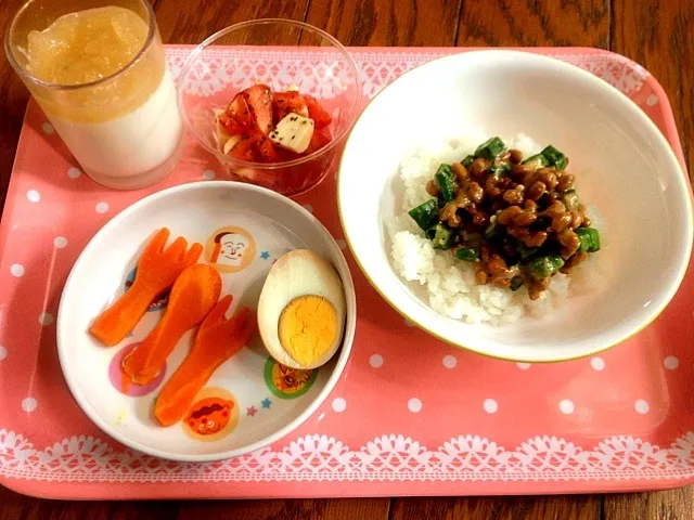 ゴマおくら納豆丼、煮卵、人参のだし煮、カプレーゼ風サラダ、牛乳かんのジャム添え|溜池さん