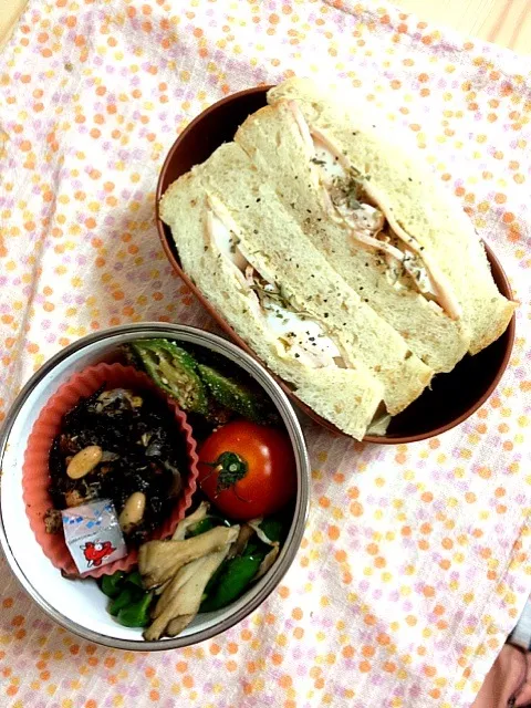 今日のおべんと。ハムたまごサンド、ひじき煮、ピーマンと舞茸のバター炒め、オクラのごま酢和え、トマト、チーズ。しつこいけど、アイドルつるかめのパンほんまにおいしい♡|nozomi tsujiさん