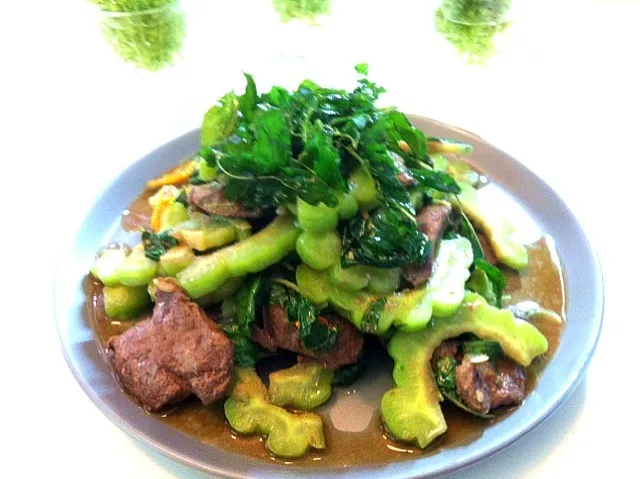 pork liver fired with bitter cucumber and  hot basil|thanyathorn thammaさん