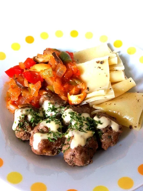 Meatballs, veg in tomato sauce and pasta tossed with truffles|shirlynさん