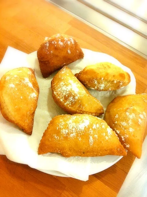 Snapdishの料理写真:Panzerotti/リコッタとチョコレート、レモンの詰め物が入った揚げパン|s_bosatsuさん