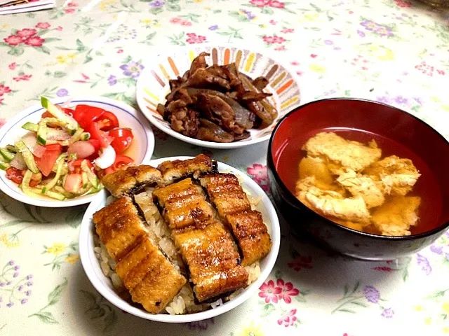 鰻丼、卵のすまし汁、野菜の酢の物、蒟蒻と鶏肉の味噌炒め|直場友紀恵さん