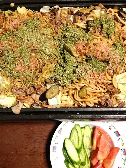 Snapdishの料理写真:焼きそば うどん(キャベツ 玉葱 シメジ 茄子 豚バラ肉 牛細切れ イカ天) トマト キュウリ|掛谷節子さん