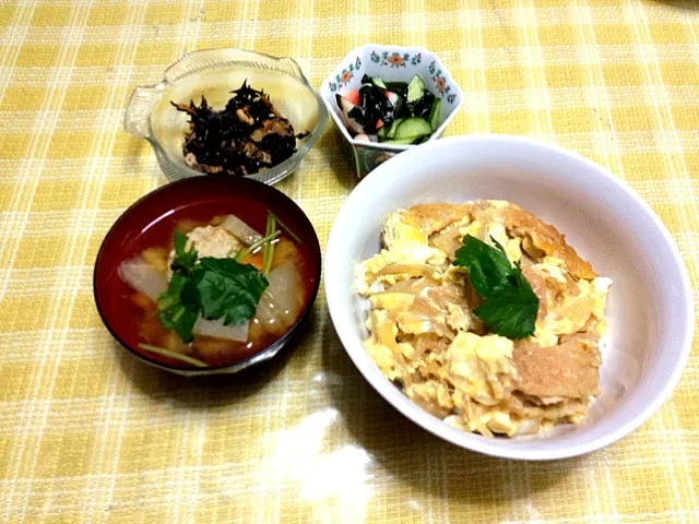 2012.9.24  かつ丼、鰯のつみれ汁、ひじきの煮物、キュウリとワカメの酢の物|ゆみこさん