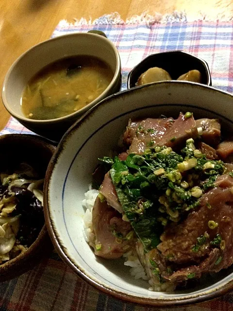 Snapdishの料理写真:鰹漬け丼、里芋煮、キャベツナス胡麻和え、ワカメエノキ味噌汁|ノンのんりさん