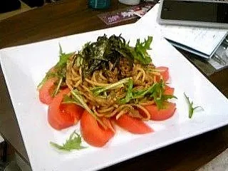 ツナと水菜の醤油パスタトマト添え|ひちろ-さん