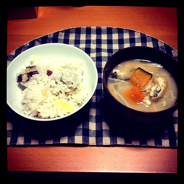 Snapdishの料理写真:【今夜のウチご飯】お芋ご飯，具だくさん味噌汁（南瓜，小松菜，エノキ，人参，薄揚げ）。ご飯と味噌汁で胃を休める（笑）日本仕様にチューニング♪|takuya KAWANOさん