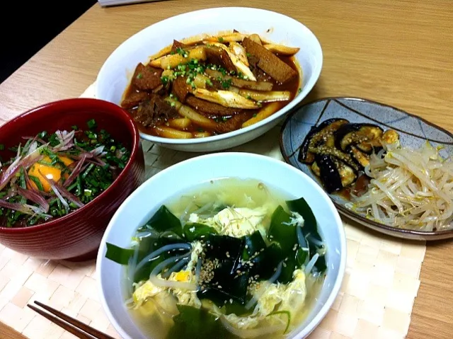 Snapdishの料理写真:トッポギ、鮪ユッケ丼、もやしと茄子のナムル盛り、もやしとワカメの牛ダシスープ。|Angie44さん