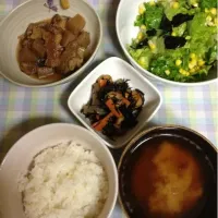 晩ご飯は牛すじとこんにゃくの煮込み、グリーンリーフの韓国風サラダ、ひじきの煮物、大根の味噌汁、ご飯でした。|しおりさん