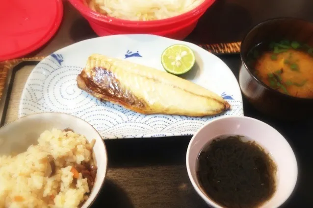 夕ご飯(9/24):焼き塩さば、すだち、蒸しキャベツとモヤシの塩だれ、豆腐と岩海苔のお味噌汁、松茸ごはん、もずく。|piyokoさん