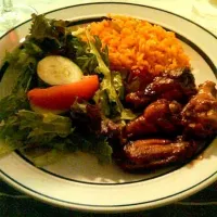 bbq chicken wings, yellow rice, & salad|Ta'Mahrさん