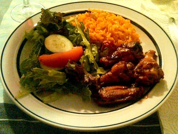 bbq chicken wings, yellow rice, & salad|Ta'Mahrさん