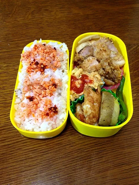 Snapdishの料理写真:今日の弁当(揚げない唐揚げ、卵焼き、紅生姜天、バタ焼きジャガ、ししとう)|ayamenさん