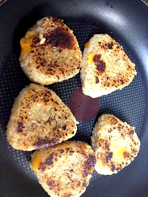 Snapdishの料理写真:チェダーチーズ入り焼きおにぎり|黒豚亭さん