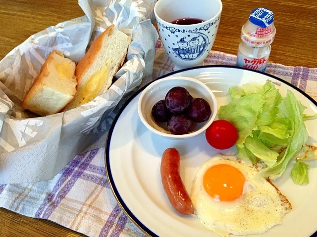 目玉焼き  ウィンナー  サラダ  ぶどう  クリームパン  グレープジュース ヤクルト|高田恵子さん