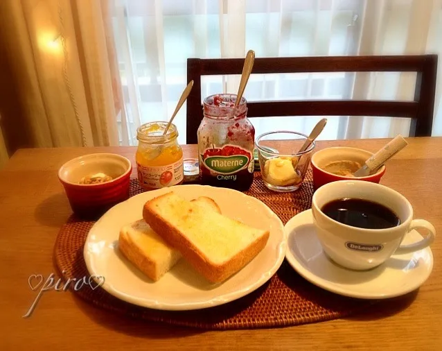 Snapdishの料理写真:パン屋さんの食パントースト  あれこれつける朝食😊Breakfast of buttered toast bakery|ピロさん