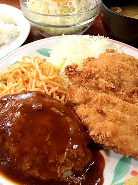 Snapdishの料理写真:ハンバーグとチキンカツに、温玉付きコールスロー。 #ランチ #定食|Takashi H.さん