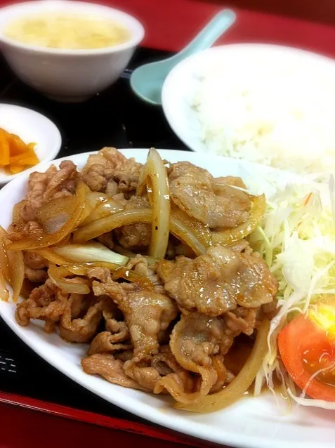 本日のお昼ご飯は、山水楼の豚生姜焼き定食。やっぱりお腹きつ！|abe yoshiroさん