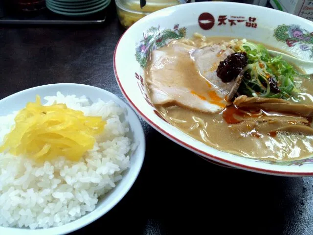 Snapdishの料理写真:こってりラーメンと半ライス|みきさん