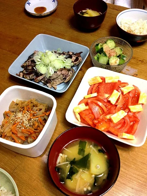 鰹たたき、切干大根の煮物、トマト、きゅうり、味噌汁|ようこちさん