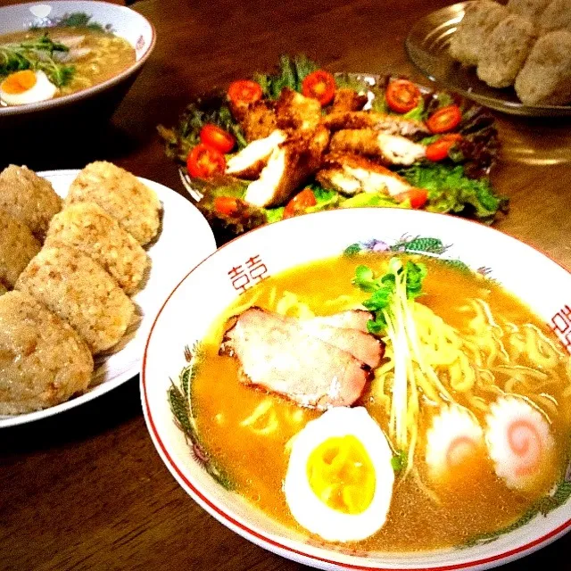 醤油豚骨ラーメン＊炊き込みご飯のおにぎり＊ササミの梅味噌挟みフライ|ゆりっぺ⋆*❁さん