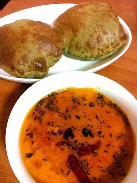 Snapdishの料理写真:Palak puri and Chana dal|natasharavindranさん