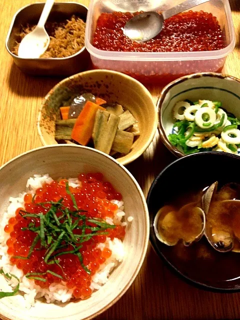 Snapdishの料理写真:イクラ丼、あさりの味噌汁、ちくわとピーマンのナムル、根菜炒め|とうきびさん