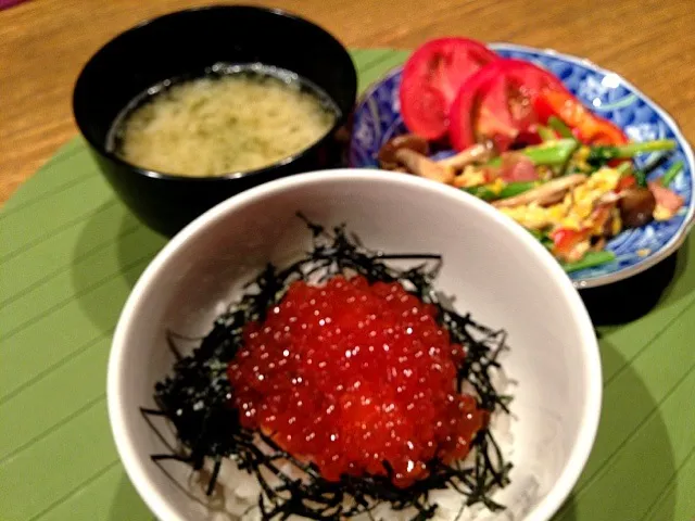 いくら丼   小松菜としめじの玉子和え   かじめの味噌汁|高田恵子さん