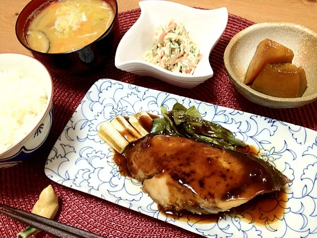 ブリの照り焼き🐟かぼちゃの煮物🎃切干し大根の柚子胡椒サラダ🍴かぼちゃと具沢山汁🍲|Kaori Takedaさん