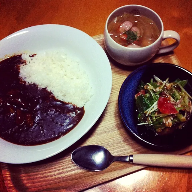 飛騨牛カレー、コンソメスープ、サラダ。|まゆさん