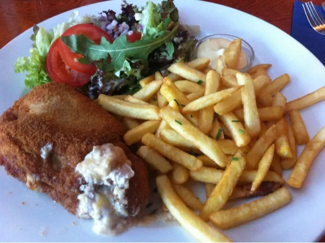 Cordon bleu with chips and salad|Diepak Kisoensinghさん