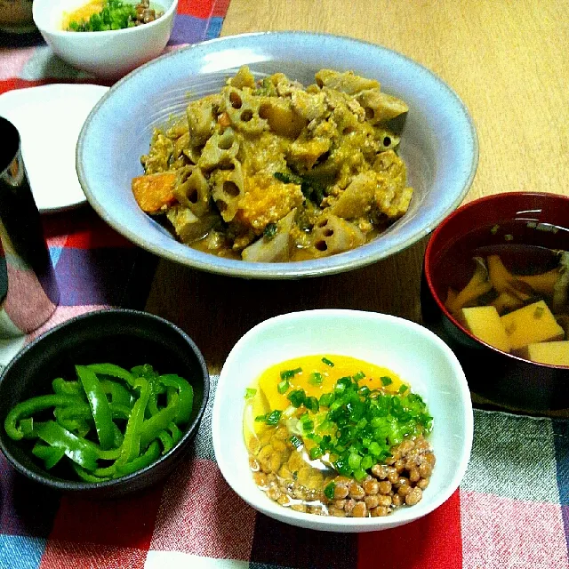 豚肉とかぼちゃとれんこんのゴマ味噌煮、納豆、ピーマンのおひたし、舞茸と玉子豆腐のすまし汁|りかさん