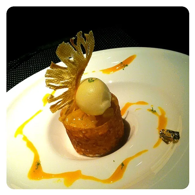 Snapdishの料理写真:Lemon tart @ JL Robuchon. yum~❤|bさん