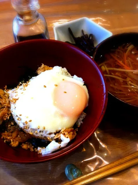 簡単、鮭フレーク目玉焼き丼と千切り野菜たっぷりの味噌汁|eguchiさん