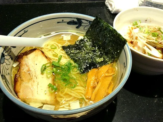 塩ラーメンと炙り一口焼豚ご飯|マハロ菊池さん