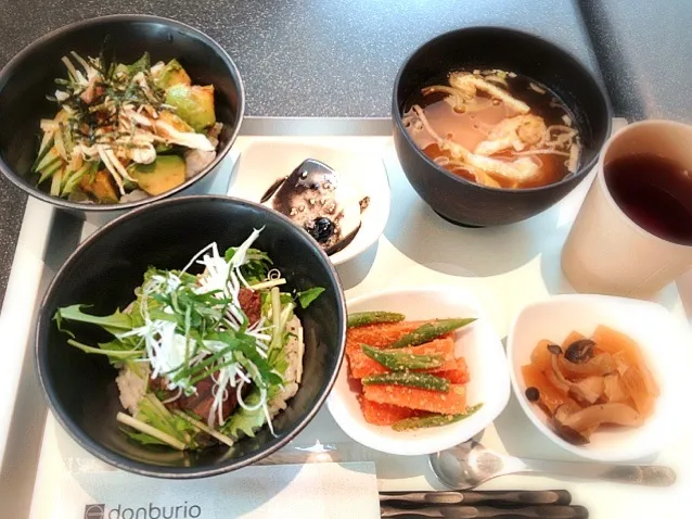 マグロ角煮丼と鶏ササミとアボカド丼ランチセット|麻希さん