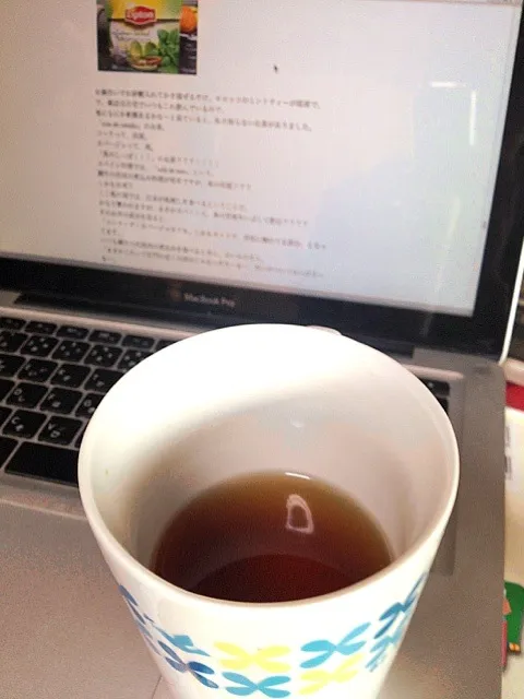 Snapdishの料理写真:姉貴がスペインから帰って来たのでcola de caballo(馬の尻尾茶)を…うう…普通すぎてコメントしづらい。Google先生に聞いてみたところ土筆のことでした。ちなみに子供の飲用禁止、一日三杯以上の飲用禁止て書いてあります。|さいさん